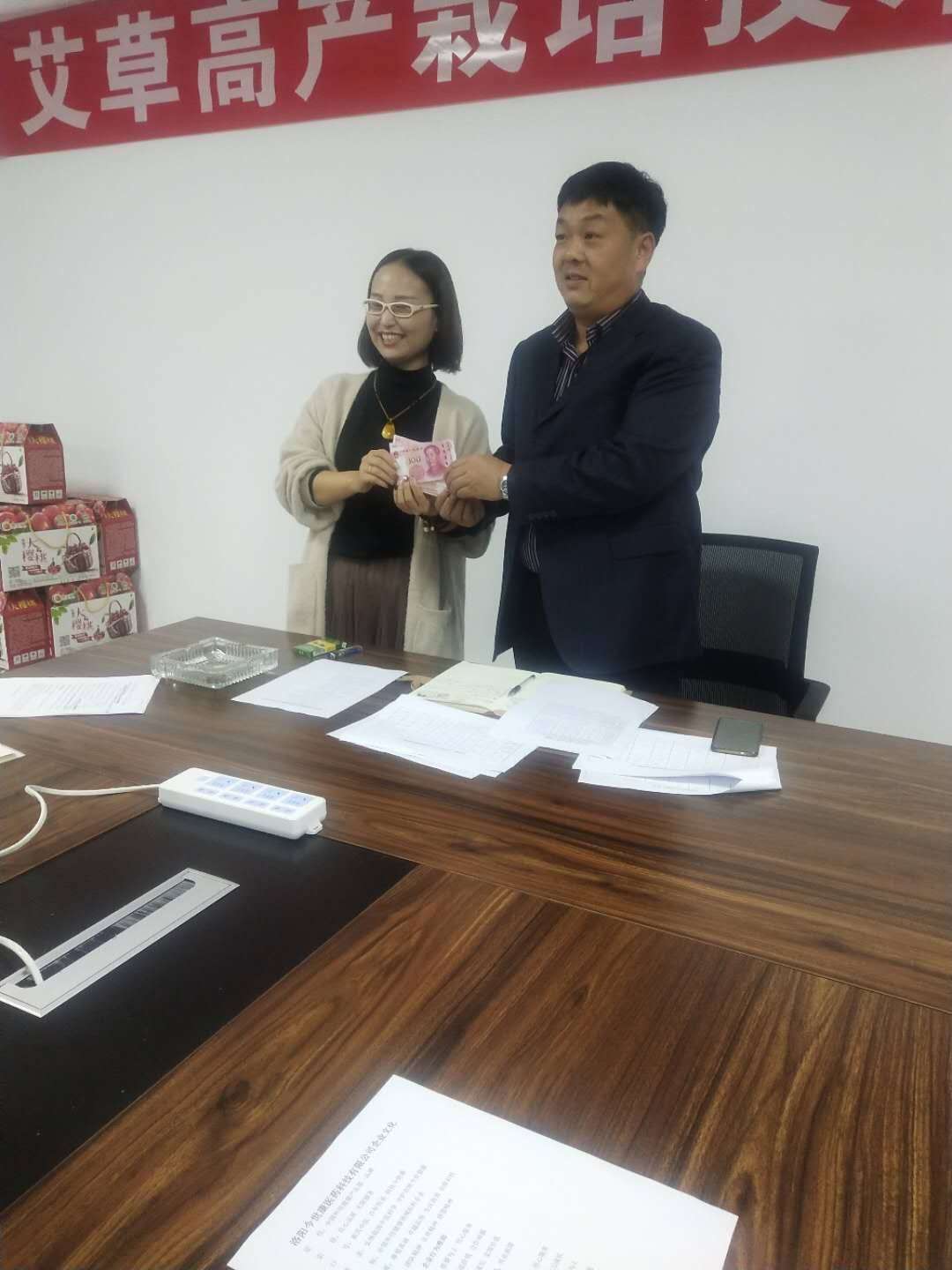 今世康9月份銷售冠軍白玉潔頒獎現場 今世康9月份銷售冠軍白玉潔頒獎現場